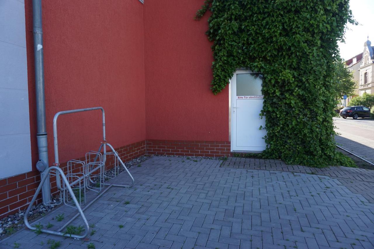Hotel Am Bahnhof Waren  Bagian luar foto