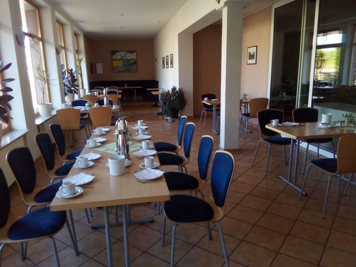 Hotel Am Bahnhof Waren  Bagian luar foto