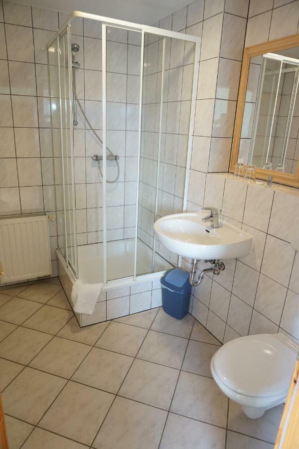 Hotel Am Bahnhof Waren  Bagian luar foto