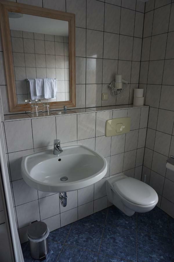 Hotel Am Bahnhof Waren  Bagian luar foto