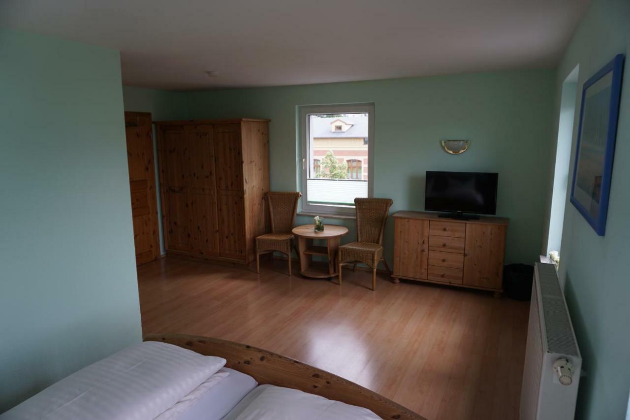 Hotel Am Bahnhof Waren  Bagian luar foto