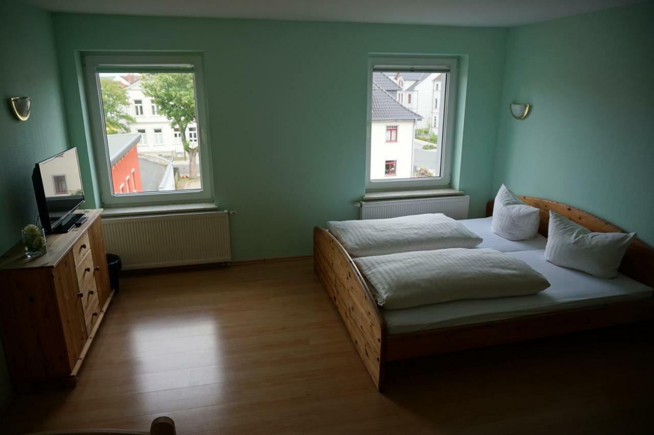 Hotel Am Bahnhof Waren  Bagian luar foto