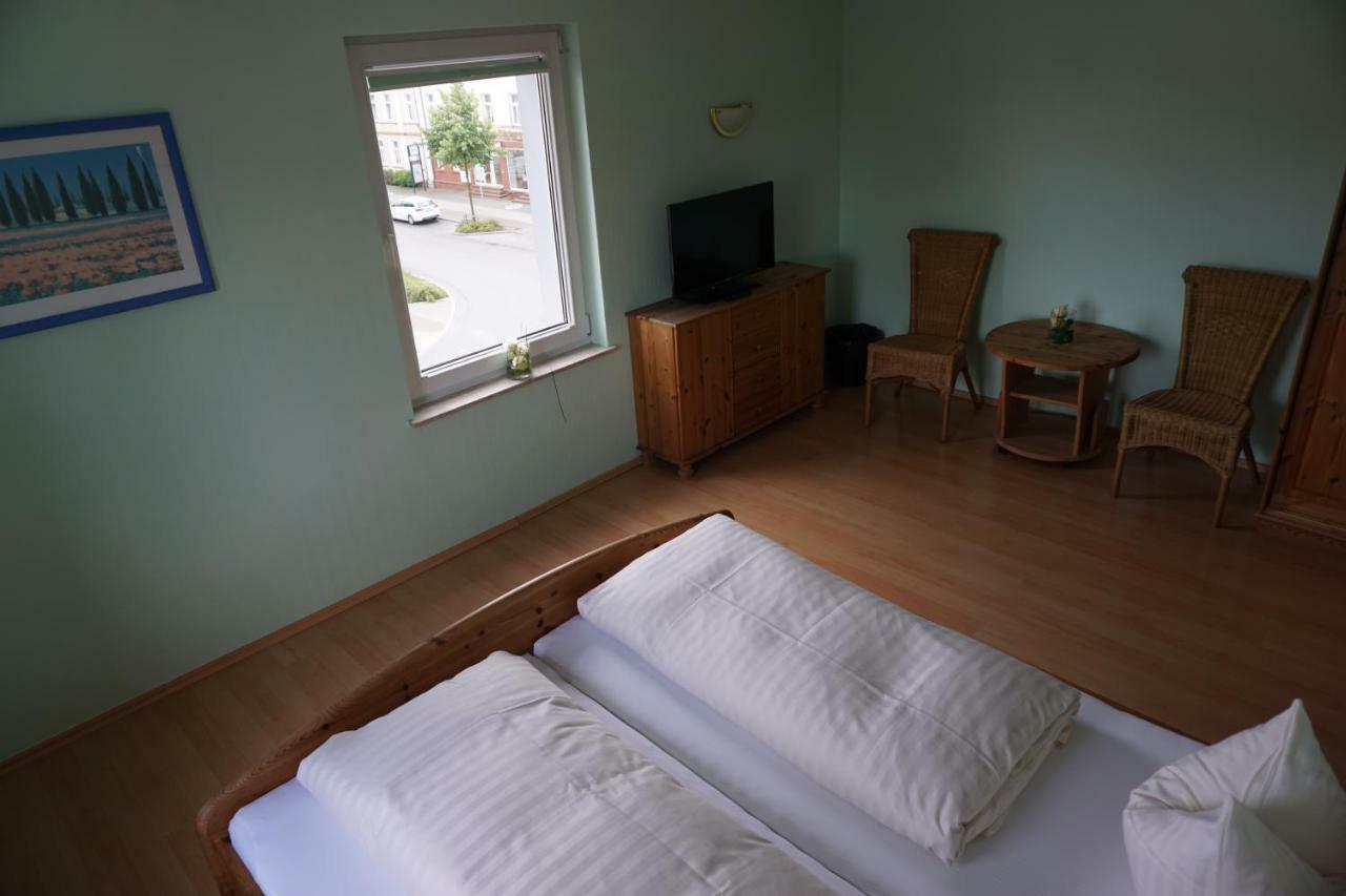 Hotel Am Bahnhof Waren  Bagian luar foto