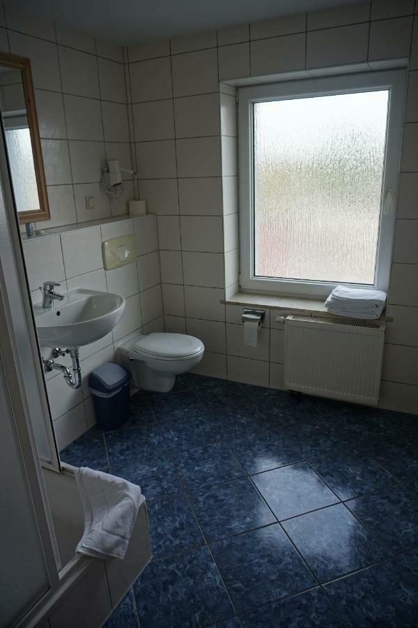 Hotel Am Bahnhof Waren  Bagian luar foto